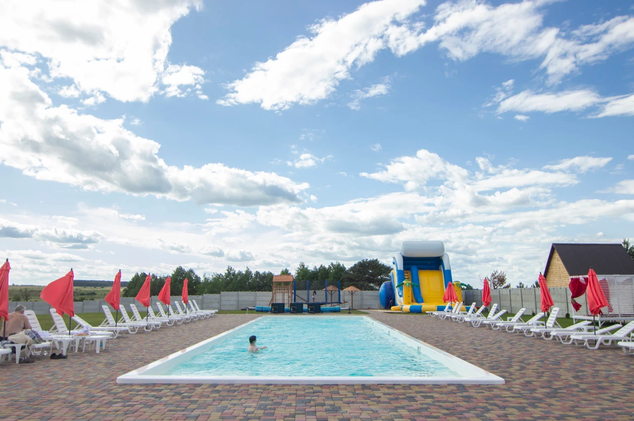 Zanzibar Корчин — сімейний комплекс біля Костополя: котеджі, басейн, свята